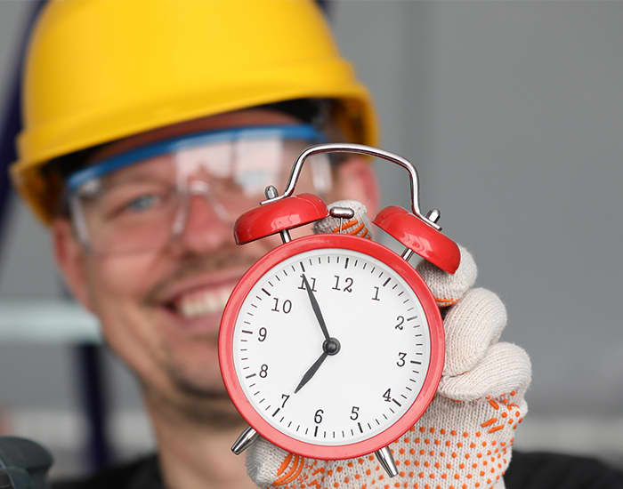 Handwerker mit Wecker