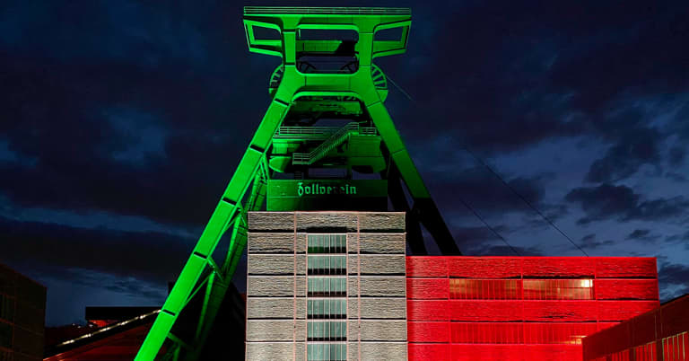 Zeche Zollverein in NRW Farben beleuchtet